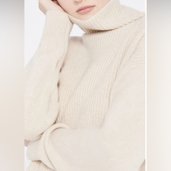Alice + Olivia Daphney Turtleneck Tunic Sweater
Oatmeal Size S - Picture 5 of 14